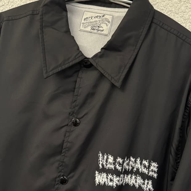 와코마리아 넥페이스 코치자켓