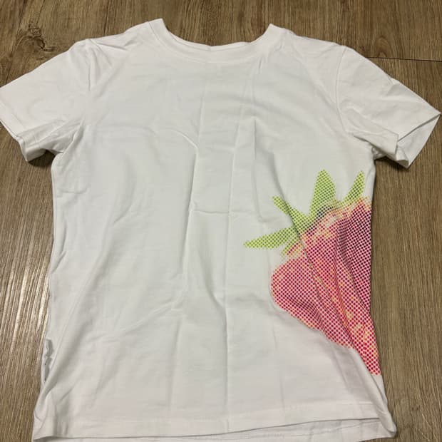 더뮤지엄비지터 스트로베리 네트워크 티셔츠