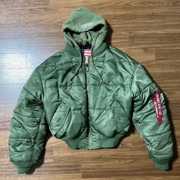 베트멍 AW17 리버시블 알파인더스트리 크롭 패디드 봄버 MA-1