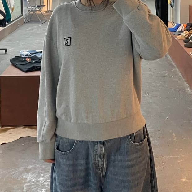 우영미 23FW 백로고 그레이 스웨트 셔츠 H2738