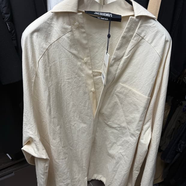 (52사이즈)23SS 자크뮈스 르 우트 핑고 (틸티드 셔츠)