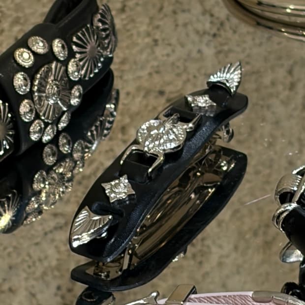 [미개봉새상품] 26SS toga 토가 메탈 레더 헤어핀 머리핀 악세사리