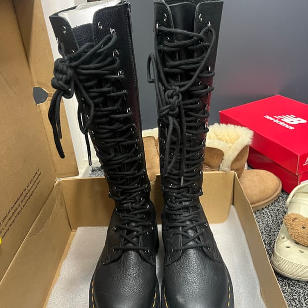 닥터마틴 1b60 hdw uk4 230 팝니다