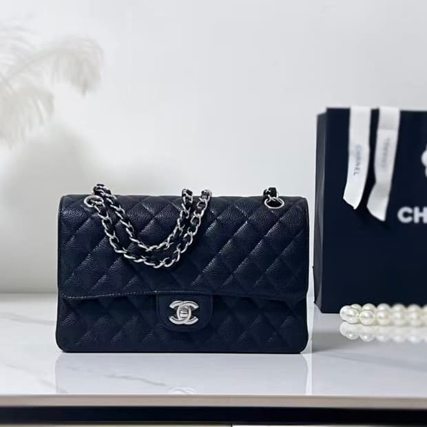 샤넬 클래식 미디움 플랩백 그레인드 카프스킨 & 실버 메탈 블랙