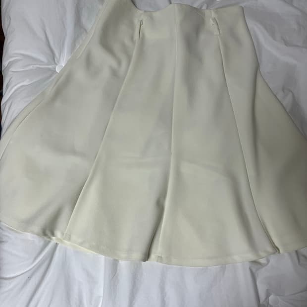 화이트 플레어 미디 스커트