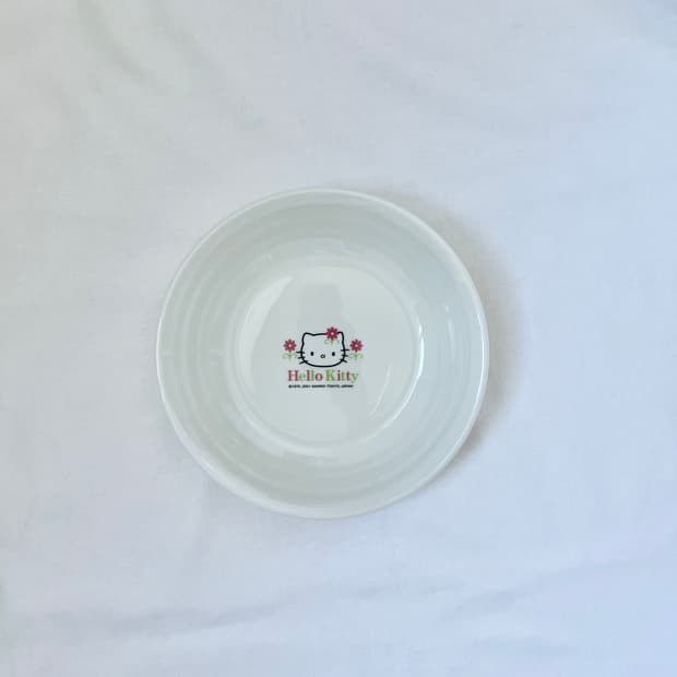 hello kitty plate 01’s