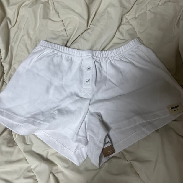 글로니 클래식 버튼 플라이 미니 쇼츠 (화이트)
