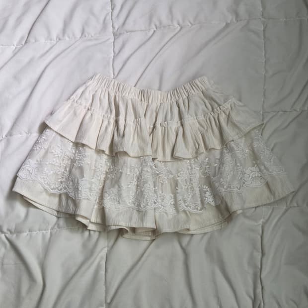 Lace-trimmed ruffled skirt