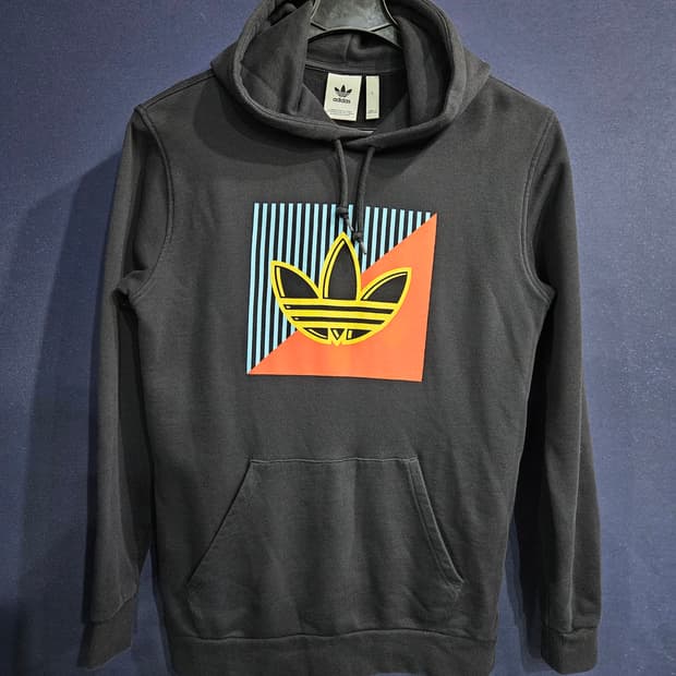 아디다스 프린팅 블랙컬러 남성 100 포켓 후드티 