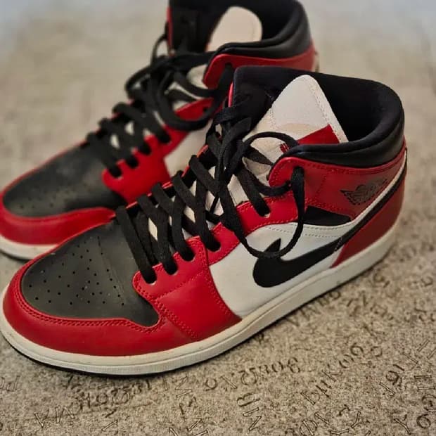 나이키 조던 미드 시카고 블랙토 레드 화이트 빨흰