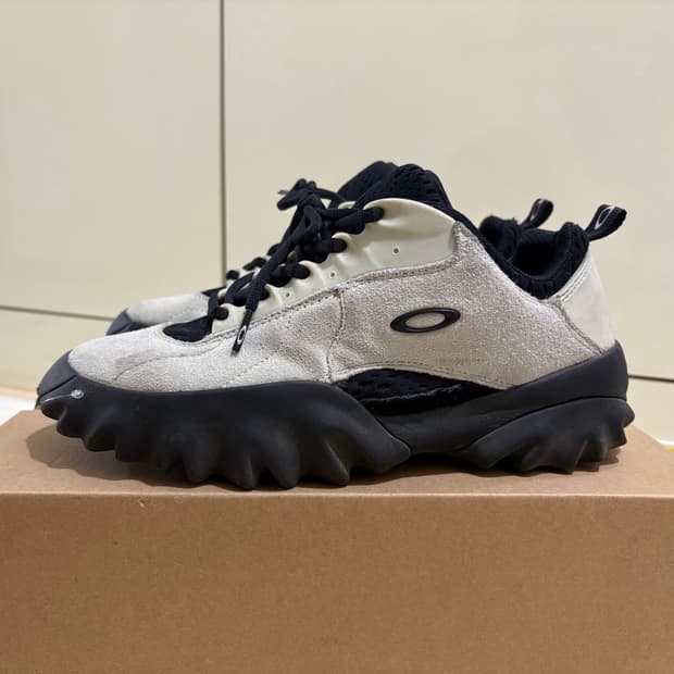 오클리 x 브레인데드 찹쏘우 아이보리 260