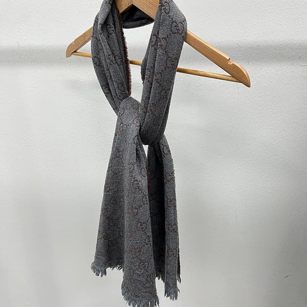 구찌 리버시블 GG로고 자가드 머플러 