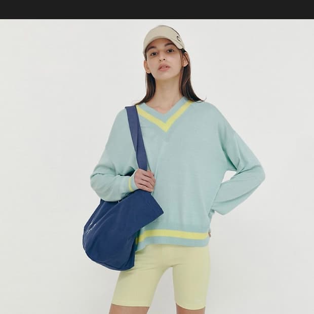 clove 클로브 이현이 테니스룩 브이넥 니트