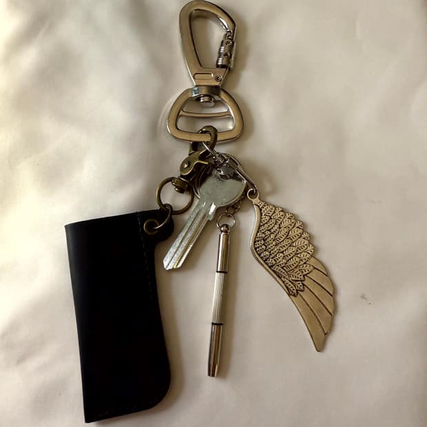 윙 포인트 가죽 립밤 키링 카라비너 스트릿 무드 새상품