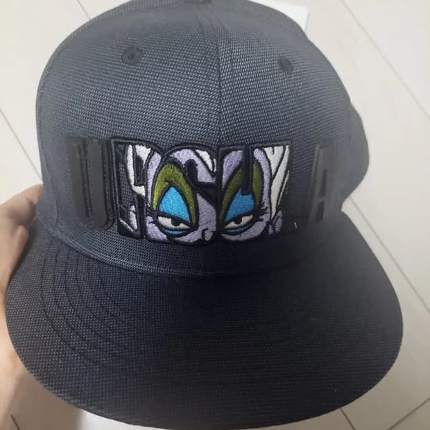 급처새상품!햇츠온X디즈니콜라보 인어공주마녀우르슬라모자스냅백 마즈나이키st