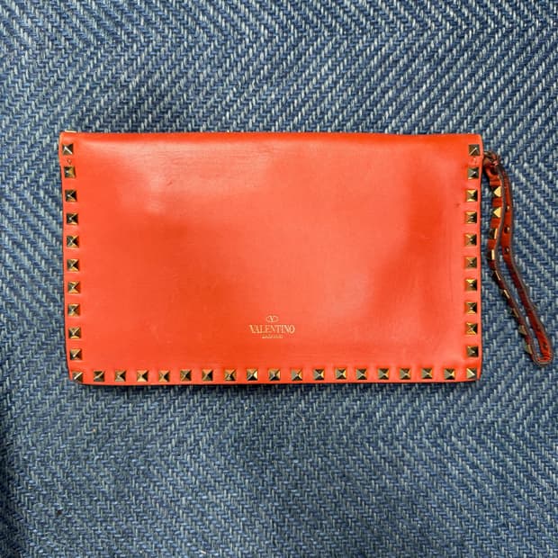 [정품] 발렌티노 가라바니 락스터드 클러치백 (오렌지 레더)