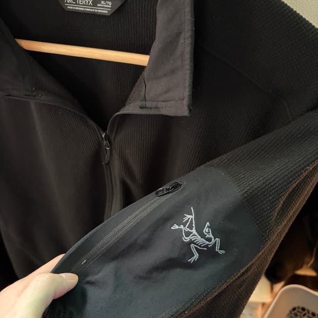 아크테릭스 델타 LT 집업 넥