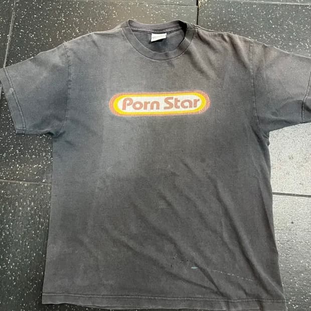 Porn star (L)