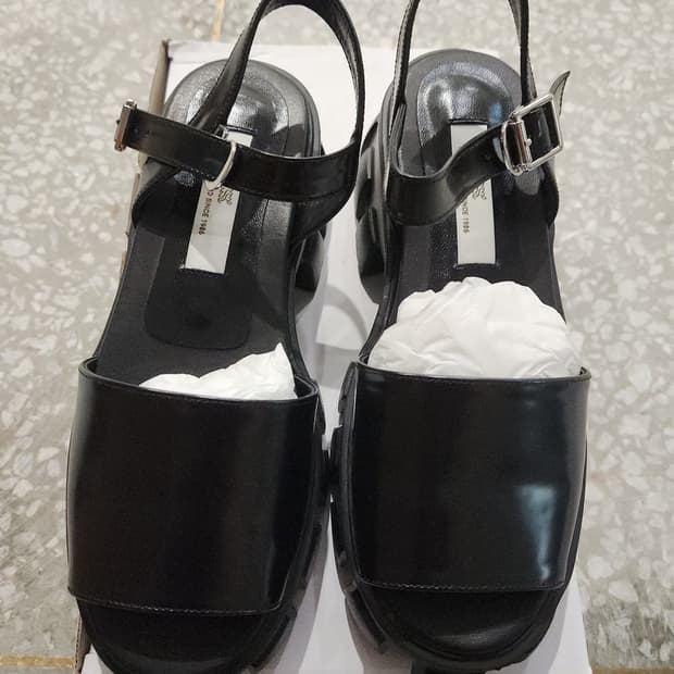 블랙 플랫폼 스트랩 샌들 235