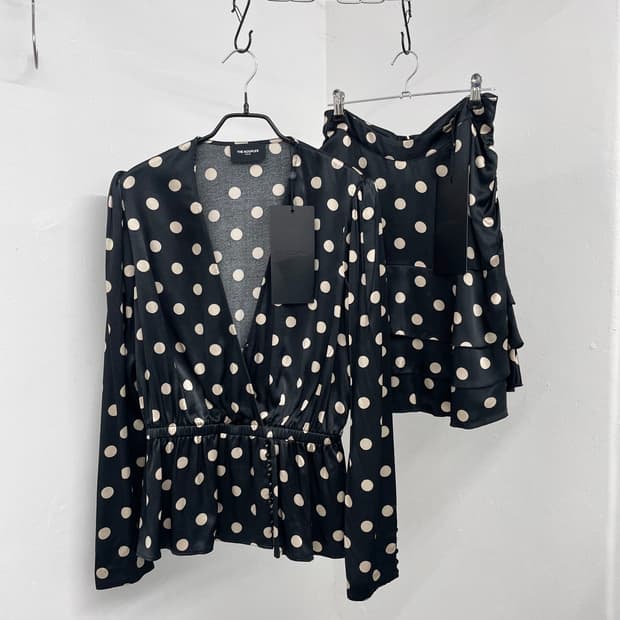 더쿠플스 실크 디테일 도트 셋업