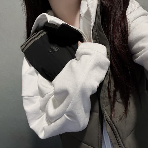 아디다스 카키 블랙 조끼 패딩 