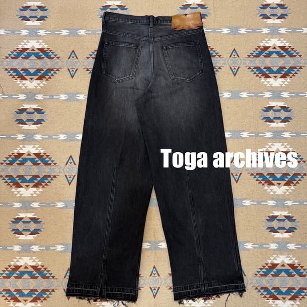 [L] 토가 아카이브 와이드 데님 팬츠 블랙