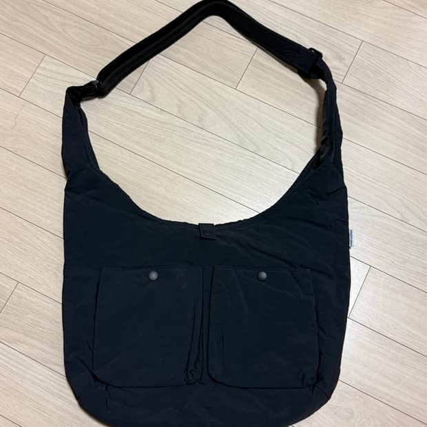 마지언타이틀 패디드 보어백 크로스 블랙