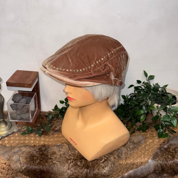 Brown velvet star stud hunting cap