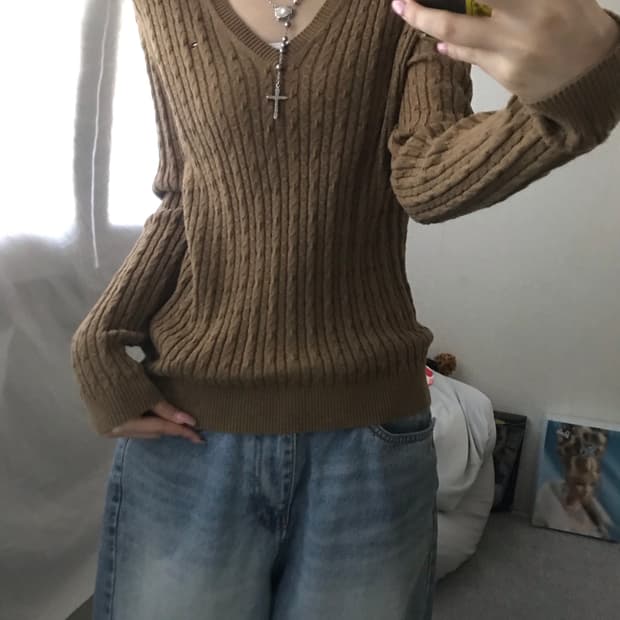 타미힐피거 베이지 브이넥 니트