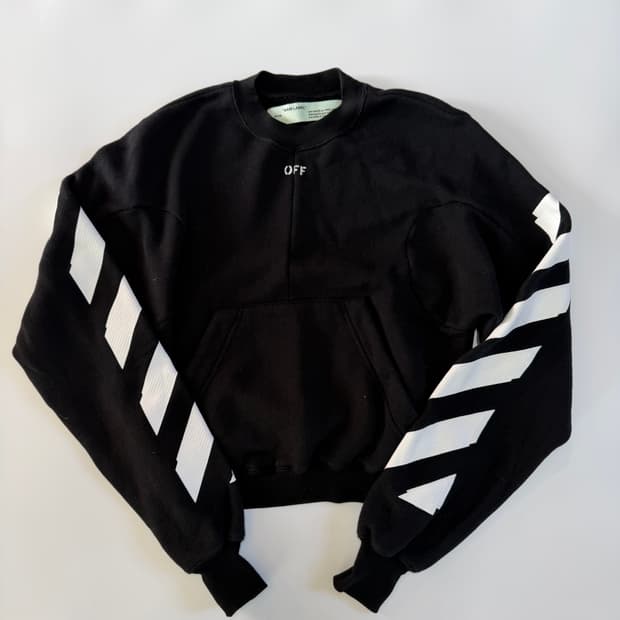 오프 화이트 크롭 맨투맨