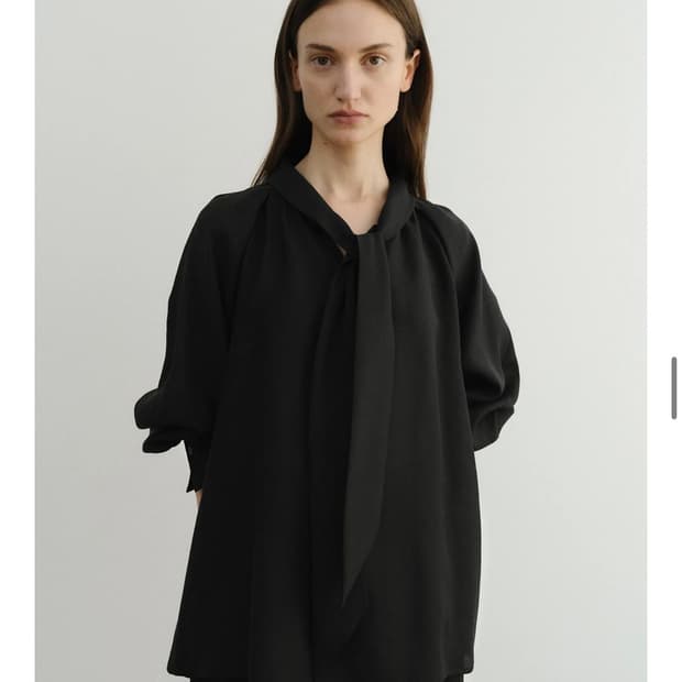 The shirring blouse black