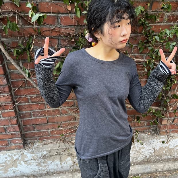 차콜 그레이 소매 포인트 롱슬리브