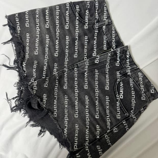 (현재62만) 알렉산더왕 바이트 로고 데님 쇼츠