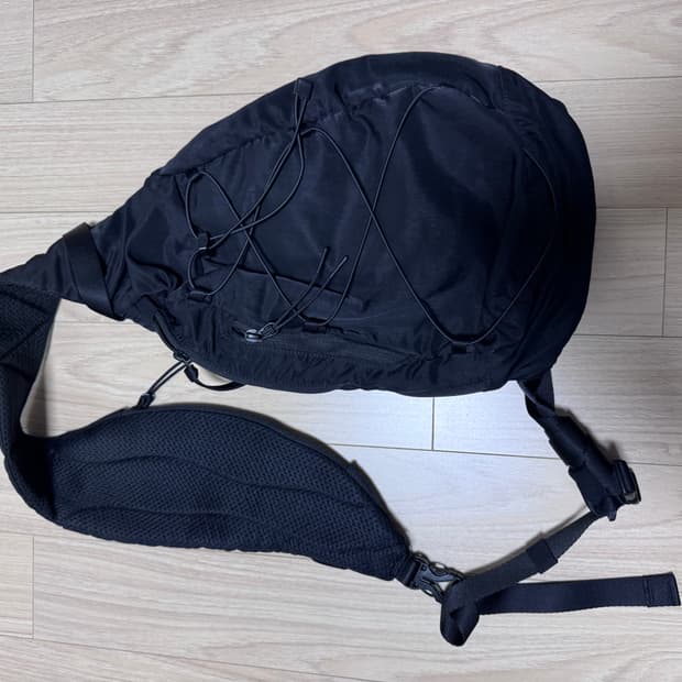 CP컴퍼니 나일론 B 크로스바디 럭색 블랙 24fw