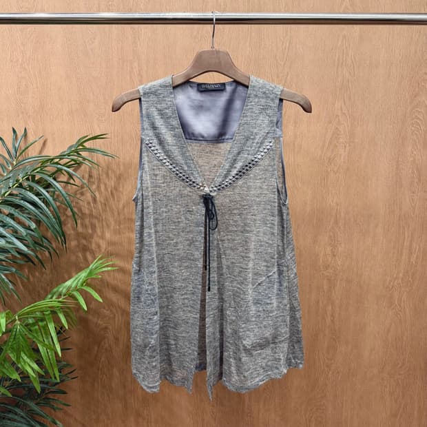 발망 슬리브리스 가디건 오픈형 스트랩 클로징 사이드 포켓 디테일 그레이