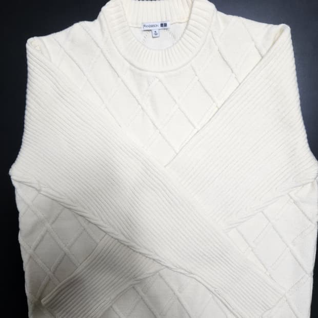 유니클로 x JW 앤더슨 다이아몬트 스티치 크루넥 스웨터  오프 화이트