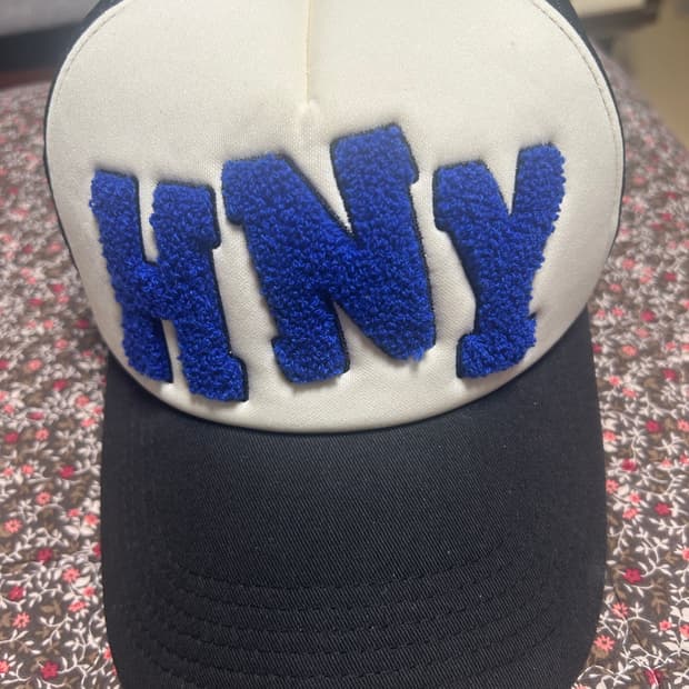 허니스쿱하우스 HNY 로고 트러커 캡 블랙