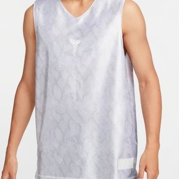 나이키 코비 상의