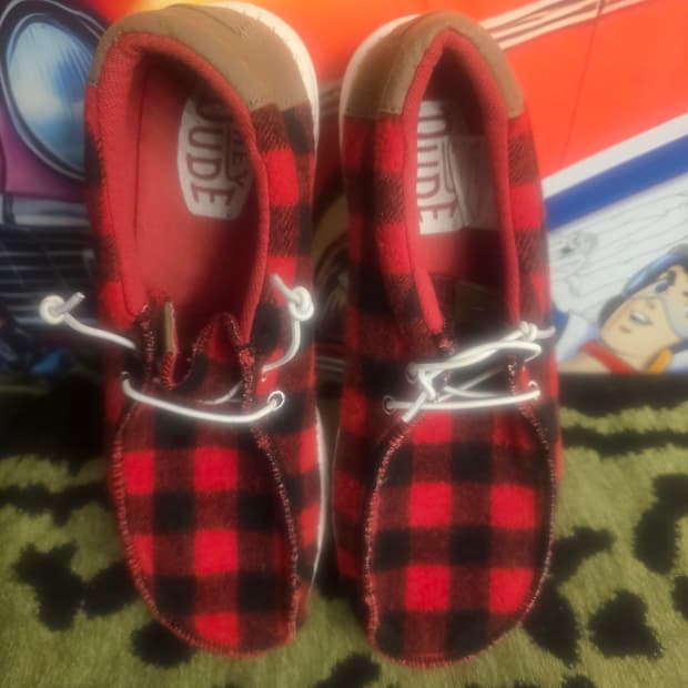 버팔로 체크 무늬가 있는 Hey Dude Wally 