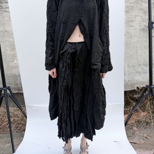 Eont’s paper wool offbeat pleats skirt 