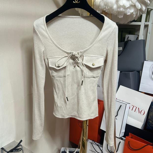 코르셋 트임 연출 포켓 골지티셔츠