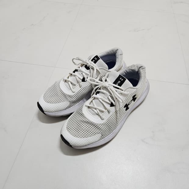 언더아머 UA 써지3 런닝화 280mm