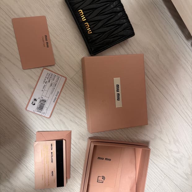 미우미우 마틀라세 포켓 반지갑 블랙 정품