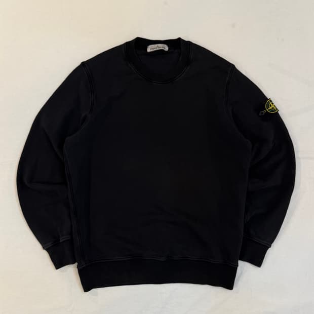 23SS 스톤아일랜드 와펜 맨투맨 블랙