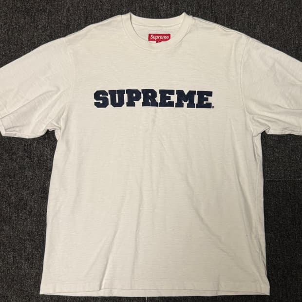 [M] 슈프림 컬리지에이트 숏슬리브 탑 화이트 - 23FW