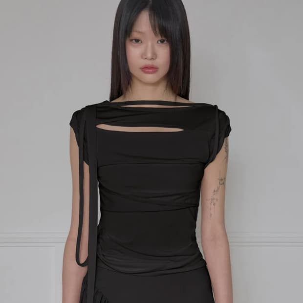 플레어업 Draped Strap Roll-Up T-Shirt 