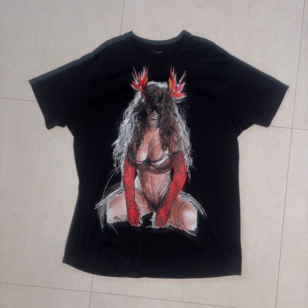 지방시 13aw 핀업 걸 티셔츠