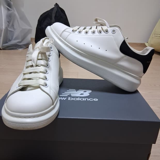 알렉산더맥퀸 오버솔 스니커즈 42(270)