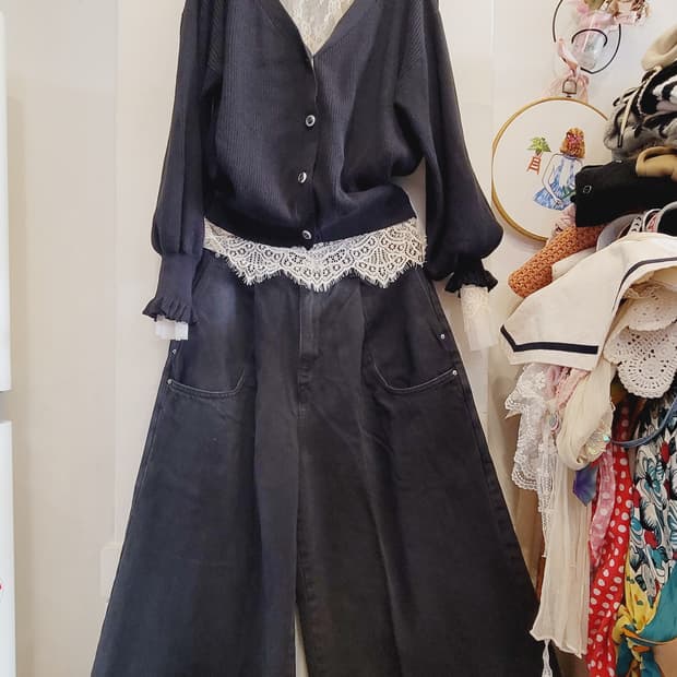 리본벌룬 가디건. 레이스 블라우스. 블랙진 와이드팬츠