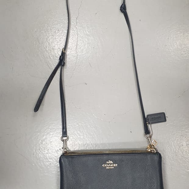코치 블랙 가죽 크로스백